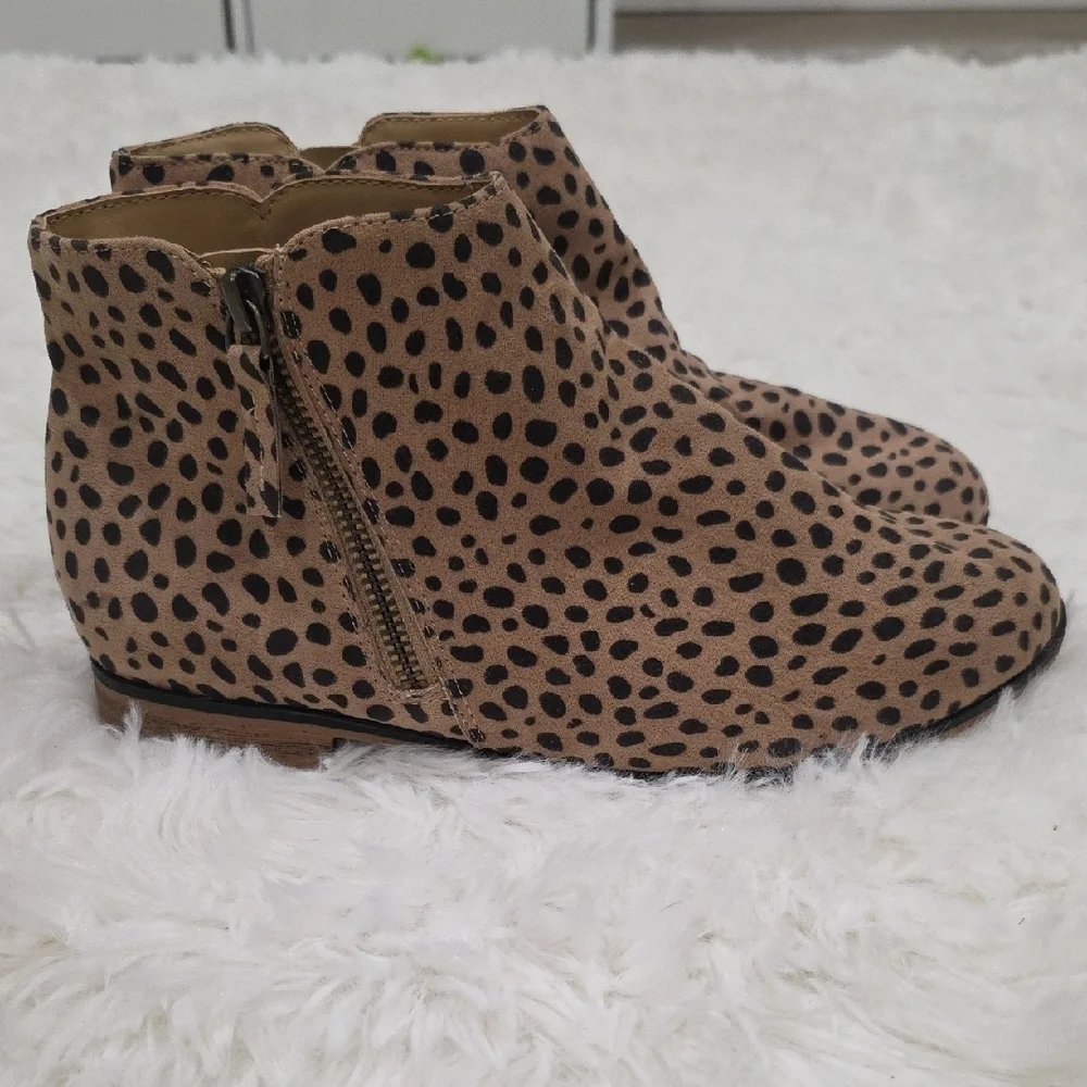 Cat & Jack LeopardPrint Booties. Size 5